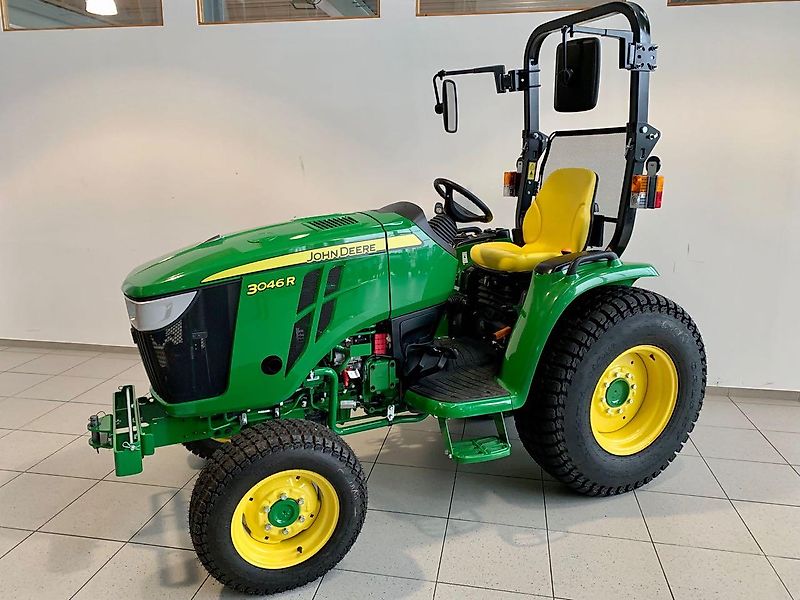 John Deere 3046R