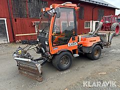 Redskapsbärare Holder C245 med vikplog och sandspridare