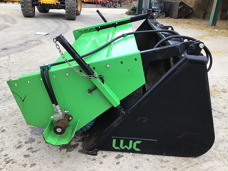 LWC SWEEPER BUCKET BRUSH