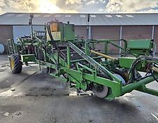 Krakei 2 rij rooimachine met axiaalbak, kistenlift en wisselsysteem Krakei 2 rij rooimachine met axiaalbak, kistenlift en wisselsysteem