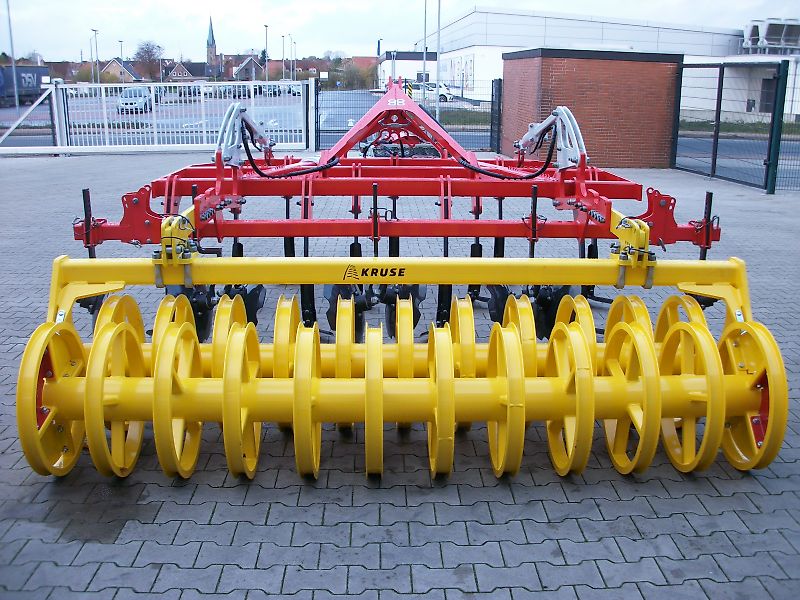 Pöttinger Synkro 3030 mit Tandem U-Profilwalze