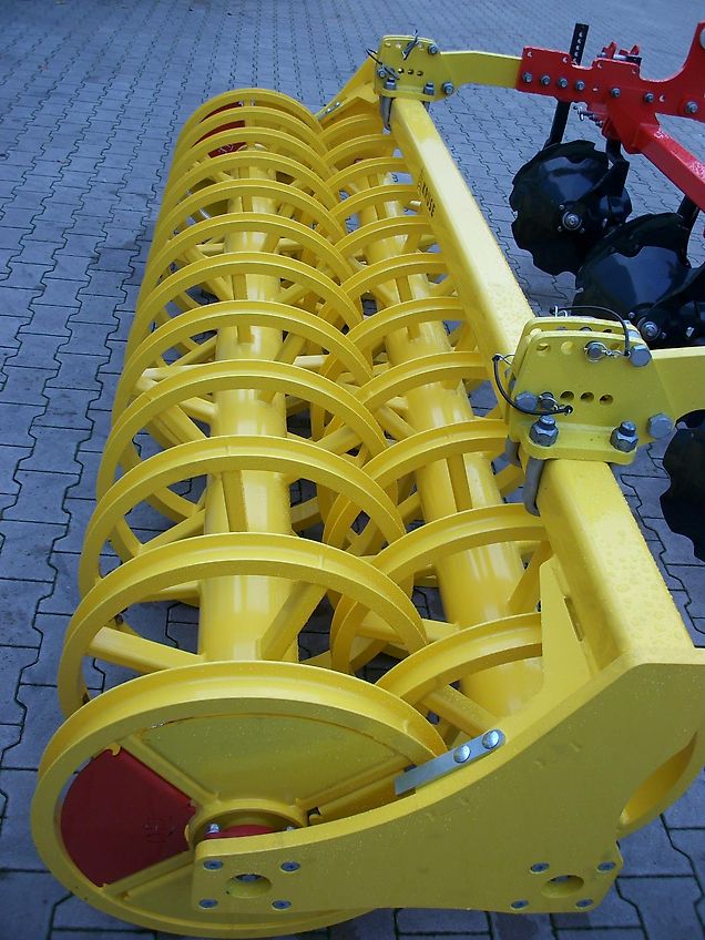 Pöttinger Synkro 3030 mit Tandem U-Profilwalze