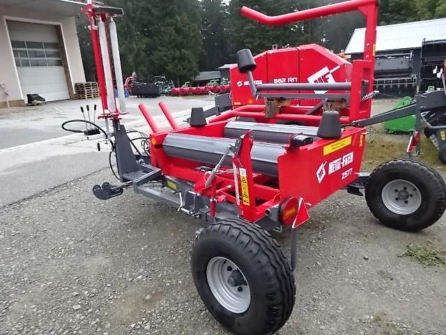 Metal-fach Z 577 Wickelgerät -Neue Version - Sonderpreis -- mit Seitenlader- mit Ballenaufsteller