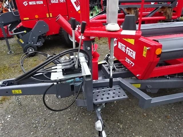 Metal-fach Z 577 Wickelgerät -Neue Version - Sonderpreis -- mit Seitenlader- mit Ballenaufsteller