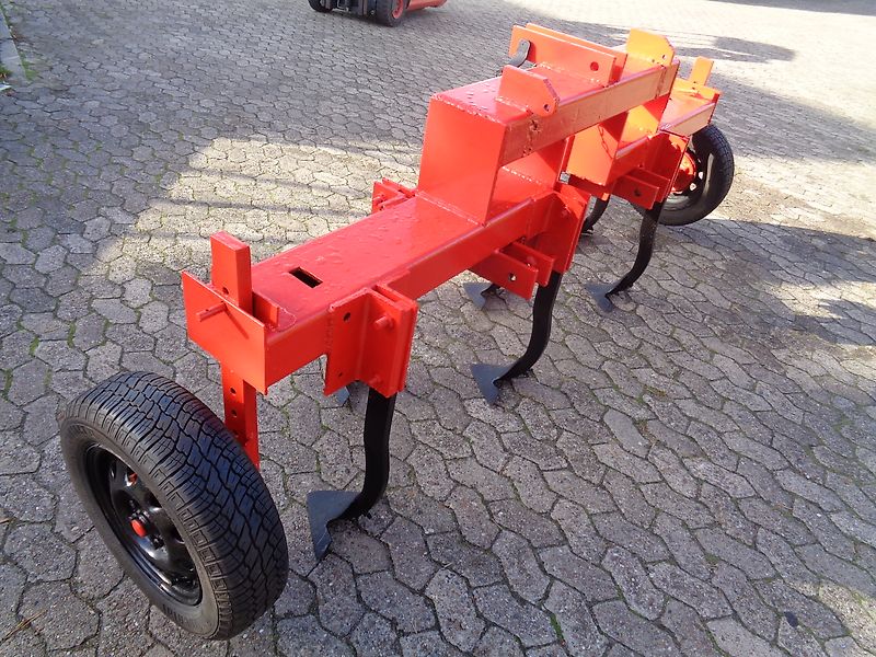 Kverneland Frontgrubber Howard mit Seitlichen Sahlstützräden &mit Luftbereiften Stützräder mit Zapfwellendurchtrieb als Vorbaugrubber Arbeitsbreite 250cm