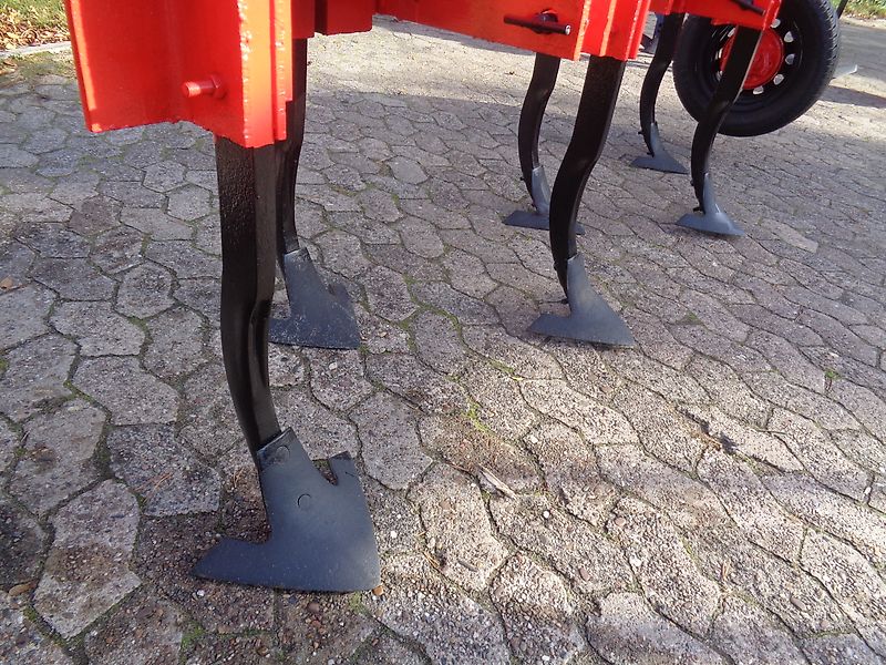 Kverneland Frontgrubber Howard mit Seitlichen Sahlstützräden &mit Luftbereiften Stützräder mit Zapfwellendurchtrieb als Vorbaugrubber Arbeitsbreite 250cm