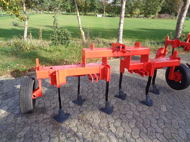 Kverneland Frontgrubber Howard mit Seitlichen Sahlstützräden &mit Luftbereiften Stützräder mit Zapfwellendurchtrieb als Vorbaugrubber Arbeitsbreite 250cm