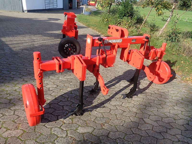 Kverneland Frontgrubber Howard mit Seitlichen Sahlstützräden &mit Luftbereiften Stützräder mit Zapfwellendurchtrieb als Vorbaugrubber Arbeitsbreite 250cm