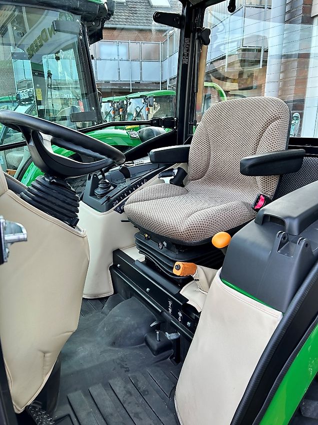 John Deere 2038R Kab