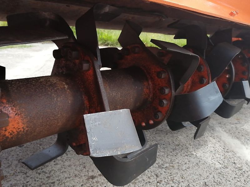 Kongskilde Howard Bodenfräse Modell M130 78 Winkelmesser 100%Sorgen bei dieser Robusten Bodenfräse für eine Top Arbeitsqualität Luftbereifte Tasträder sorgen für eine gute Arbeitstiefeneinstellun Arbeitsbreite 335cm