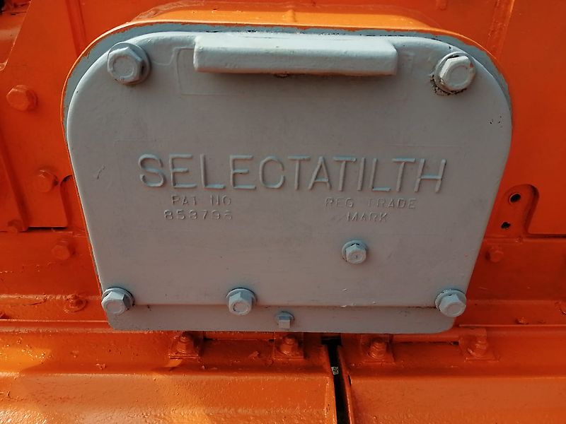 Kongskilde Howard Bodenfräse Modell M130 78 Winkelmesser 100%Sorgen bei dieser Robusten Bodenfräse für eine Top Arbeitsqualität Luftbereifte Tasträder sorgen für eine gute Arbeitstiefeneinstellun Arbeitsbreite 335cm