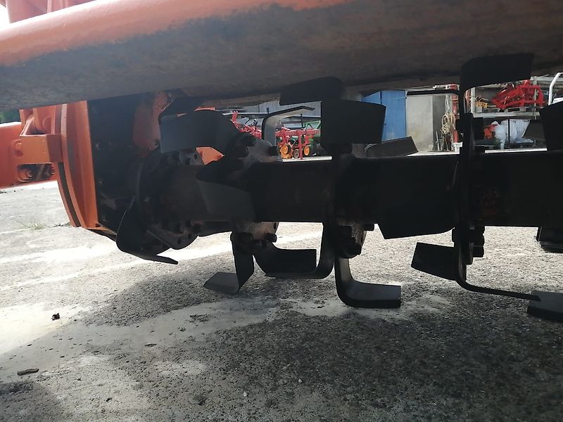 Kongskilde Howard Bodenfräse Modell M130 78 Winkelmesser 100%Sorgen bei dieser Robusten Bodenfräse für eine Top Arbeitsqualität Luftbereifte Tasträder sorgen für eine gute Arbeitstiefeneinstellun Arbeitsbreite 335cm