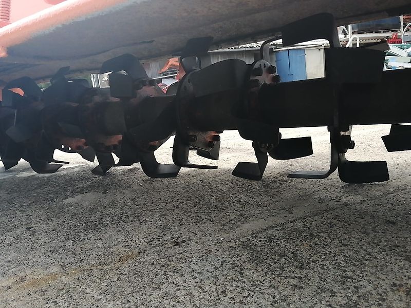 Kongskilde Howard Bodenfräse Modell M130 78 Winkelmesser 100%Sorgen bei dieser Robusten Bodenfräse für eine Top Arbeitsqualität Luftbereifte Tasträder sorgen für eine gute Arbeitstiefeneinstellun Arbeitsbreite 335cm