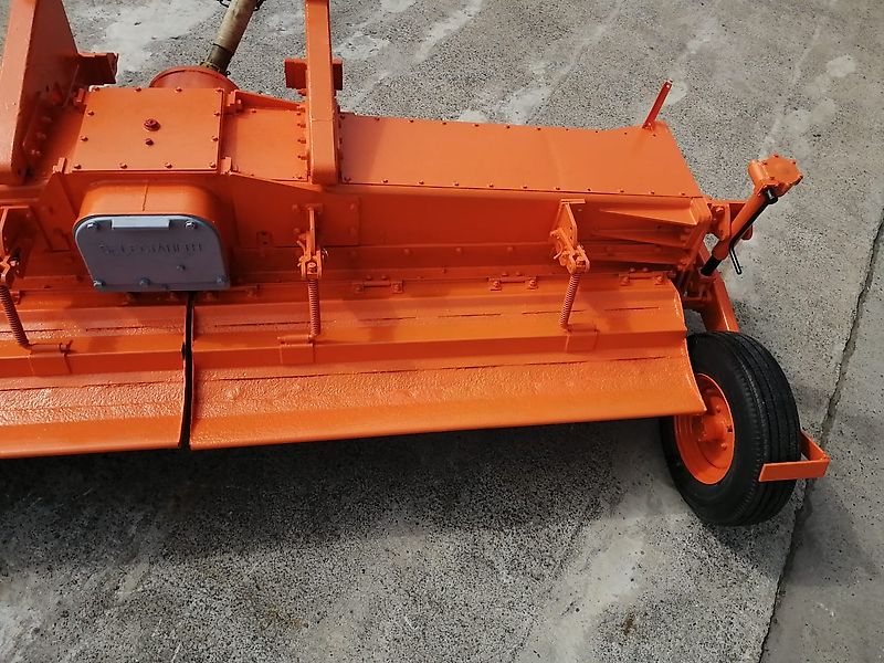 Kongskilde Howard Bodenfräse Modell M130 78 Winkelmesser 100%Sorgen bei dieser Robusten Bodenfräse für eine Top Arbeitsqualität Luftbereifte Tasträder sorgen für eine gute Arbeitstiefeneinstellun Arbeitsbreite 335cm