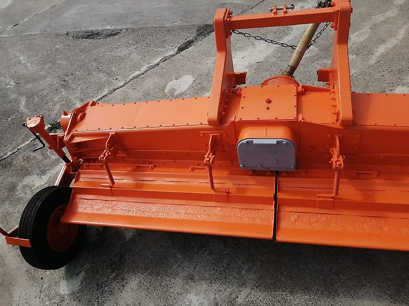 Kongskilde Howard Bodenfräse Modell M130 78 Winkelmesser 100%Sorgen bei dieser Robusten Bodenfräse für eine Top Arbeitsqualität Luftbereifte Tasträder sorgen für eine gute Arbeitstiefeneinstellun Arbeitsbreite 335cm