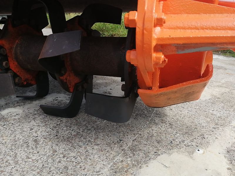 Kongskilde Howard Bodenfräse Modell M130 78 Winkelmesser 100%Sorgen bei dieser Robusten Bodenfräse für eine Top Arbeitsqualität Luftbereifte Tasträder sorgen für eine gute Arbeitstiefeneinstellun Arbeitsbreite 335cm