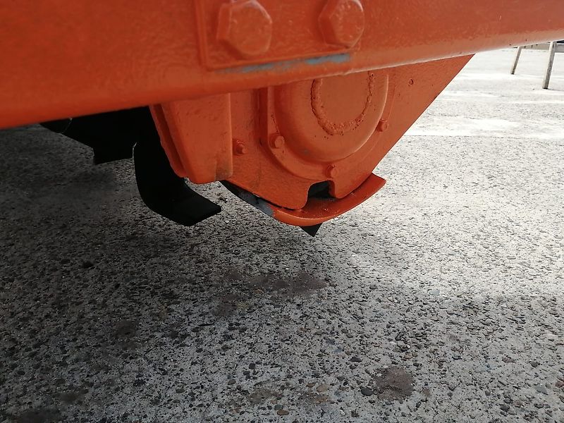 Kongskilde Howard Bodenfräse Modell M130 78 Winkelmesser 100%Sorgen bei dieser Robusten Bodenfräse für eine Top Arbeitsqualität Luftbereifte Tasträder sorgen für eine gute Arbeitstiefeneinstellun Arbeitsbreite 335cm