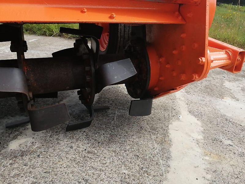 Kongskilde Howard Bodenfräse Modell M130 78 Winkelmesser 100%Sorgen bei dieser Robusten Bodenfräse für eine Top Arbeitsqualität Luftbereifte Tasträder sorgen für eine gute Arbeitstiefeneinstellun Arbeitsbreite 335cm