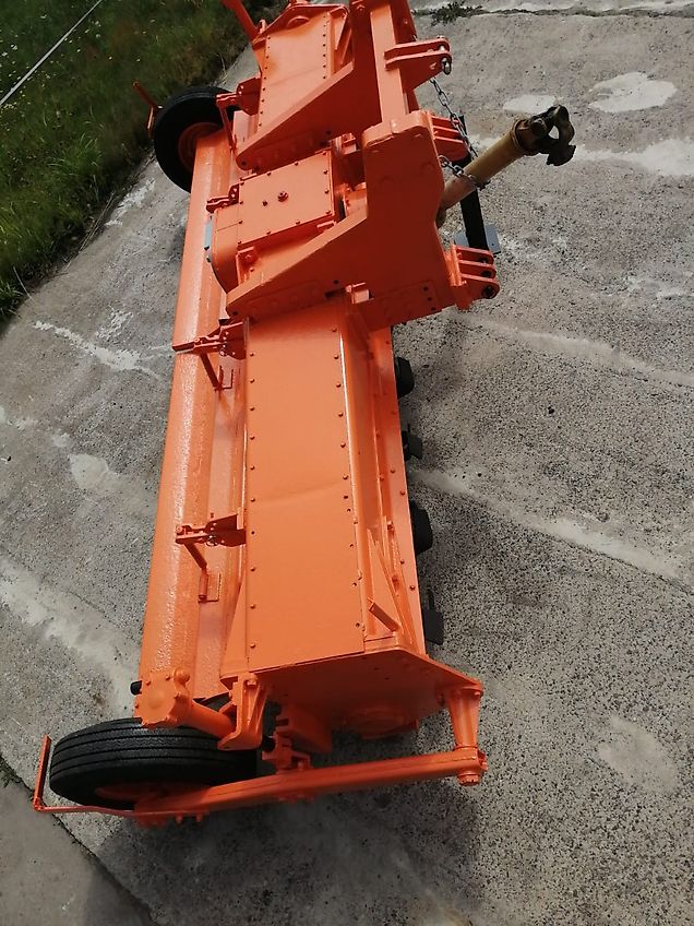 Kongskilde Howard Bodenfräse Modell M130 78 Winkelmesser 100%Sorgen bei dieser Robusten Bodenfräse für eine Top Arbeitsqualität Luftbereifte Tasträder sorgen für eine gute Arbeitstiefeneinstellun Arbeitsbreite 335cm