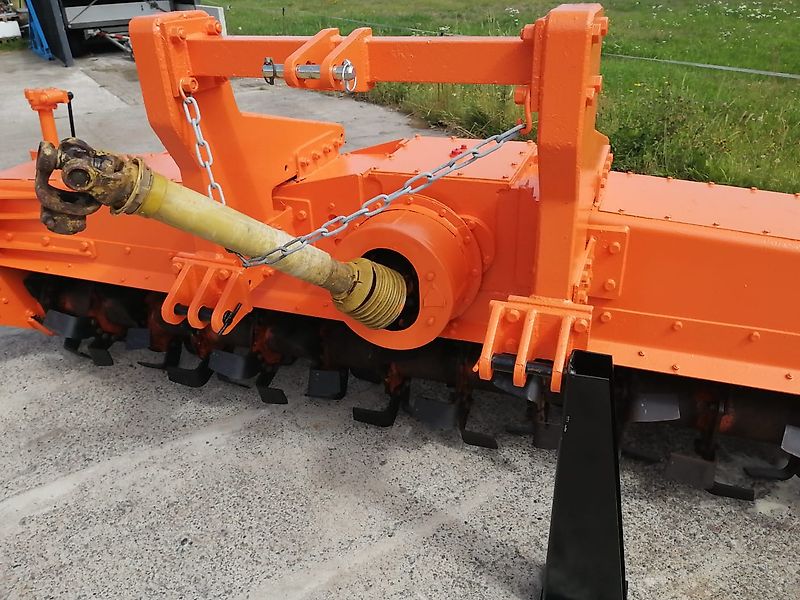 Kongskilde Howard Bodenfräse Modell M130 78 Winkelmesser 100%Sorgen bei dieser Robusten Bodenfräse für eine Top Arbeitsqualität Luftbereifte Tasträder sorgen für eine gute Arbeitstiefeneinstellun Arbeitsbreite 335cm