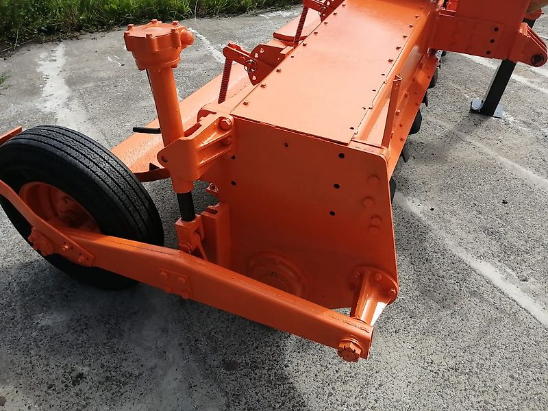 Kongskilde Howard Bodenfräse Modell M130 78 Winkelmesser 100%Sorgen bei dieser Robusten Bodenfräse für eine Top Arbeitsqualität Luftbereifte Tasträder sorgen für eine gute Arbeitstiefeneinstellun Arbeitsbreite 335cm