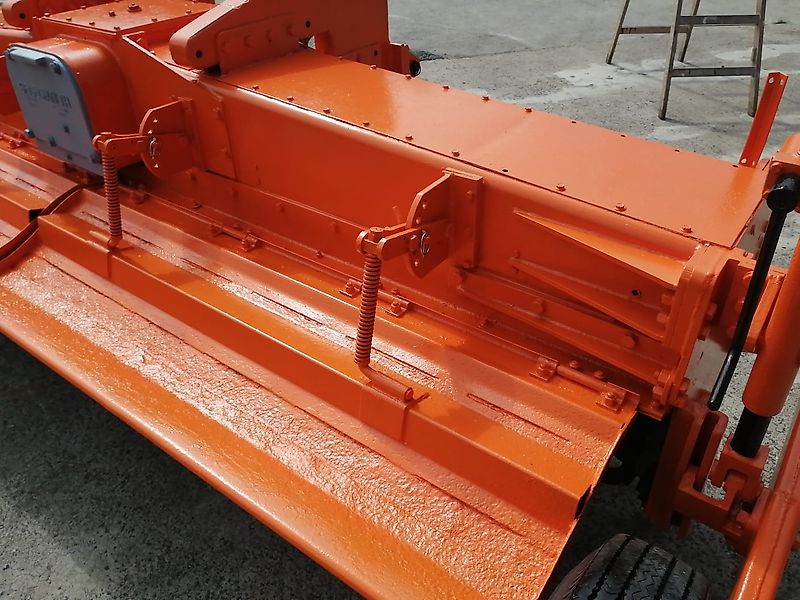 Kongskilde Howard Bodenfräse Modell M130 78 Winkelmesser 100%Sorgen bei dieser Robusten Bodenfräse für eine Top Arbeitsqualität Luftbereifte Tasträder sorgen für eine gute Arbeitstiefeneinstellun Arbeitsbreite 335cm