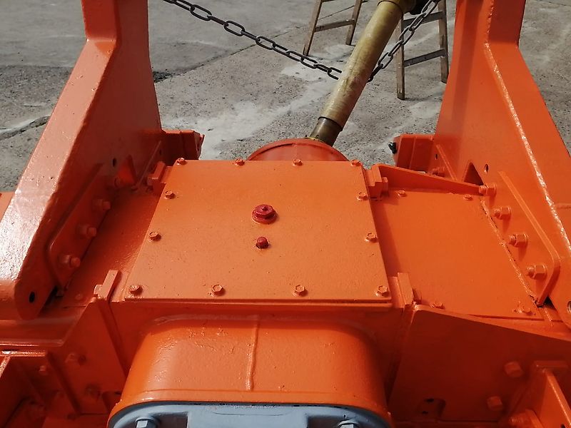 Kongskilde Howard Bodenfräse Modell M130 78 Winkelmesser 100%Sorgen bei dieser Robusten Bodenfräse für eine Top Arbeitsqualität Luftbereifte Tasträder sorgen für eine gute Arbeitstiefeneinstellun Arbeitsbreite 335cm