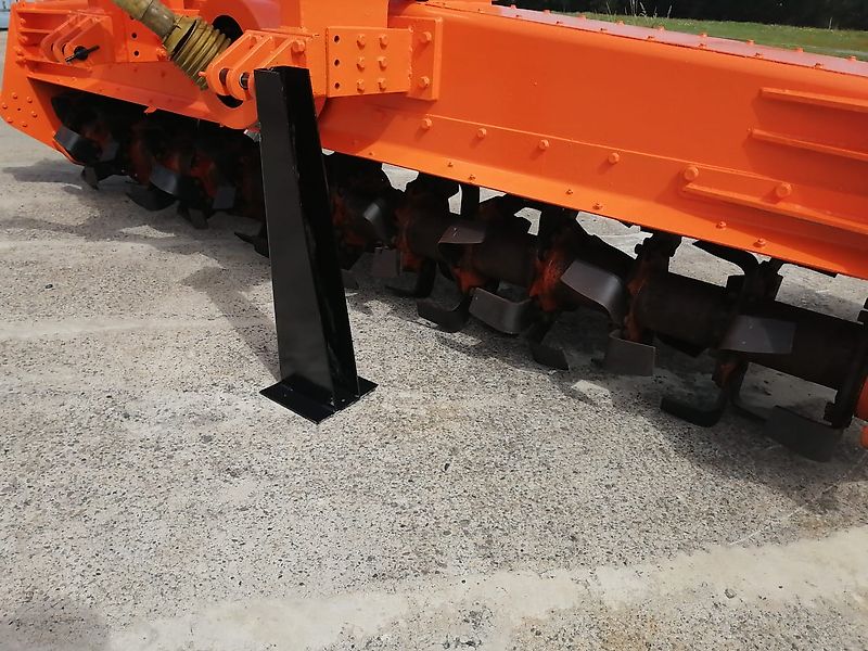 Kongskilde Howard Bodenfräse Modell M130 78 Winkelmesser 100%Sorgen bei dieser Robusten Bodenfräse für eine Top Arbeitsqualität Luftbereifte Tasträder sorgen für eine gute Arbeitstiefeneinstellun Arbeitsbreite 335cm