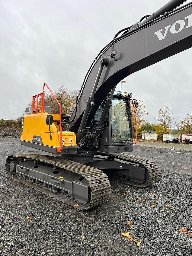 Volvo Kettenbagger EC 220 EL Baujahr 2023 mit Oil Quick 70/55
