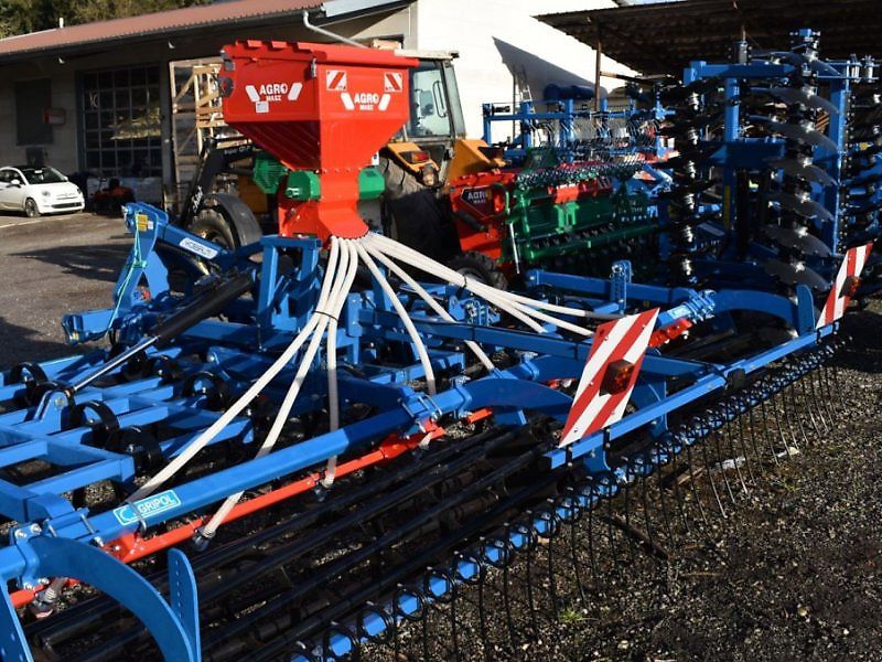 Agripol Leichtgrubber KOBALT 500 H mit AGRO-MASZ SP200 pneumatische Sämaschine Federzinken