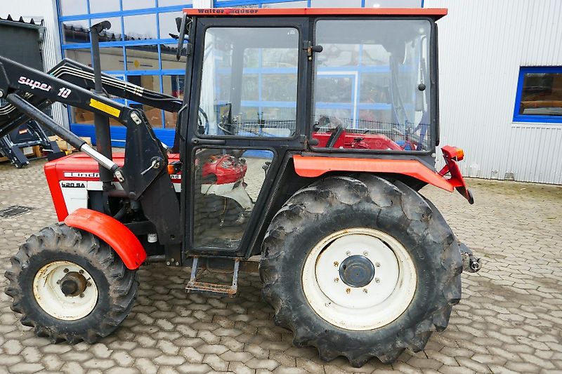 Lindner Traktoren 420S Allrad mit Niedrigkabine und Industriefrontlader