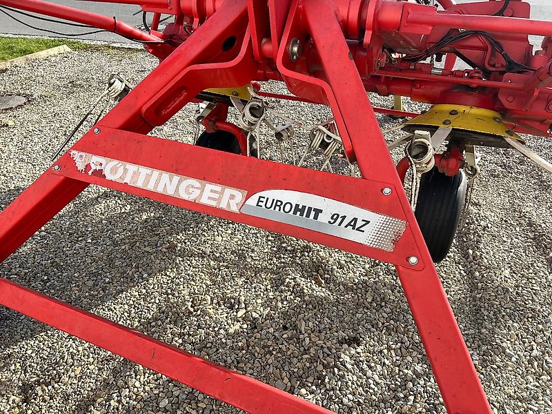 Pöttinger Eurohit 91 AZ - ein 8-er Kreiselheuer mit hydraulisch-klappbarem Transportfahrgestell