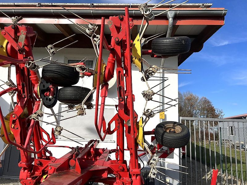 Pöttinger Eurohit 91 AZ - ein 8-er Kreiselheuer mit hydraulisch-klappbarem Transportfahrgestell