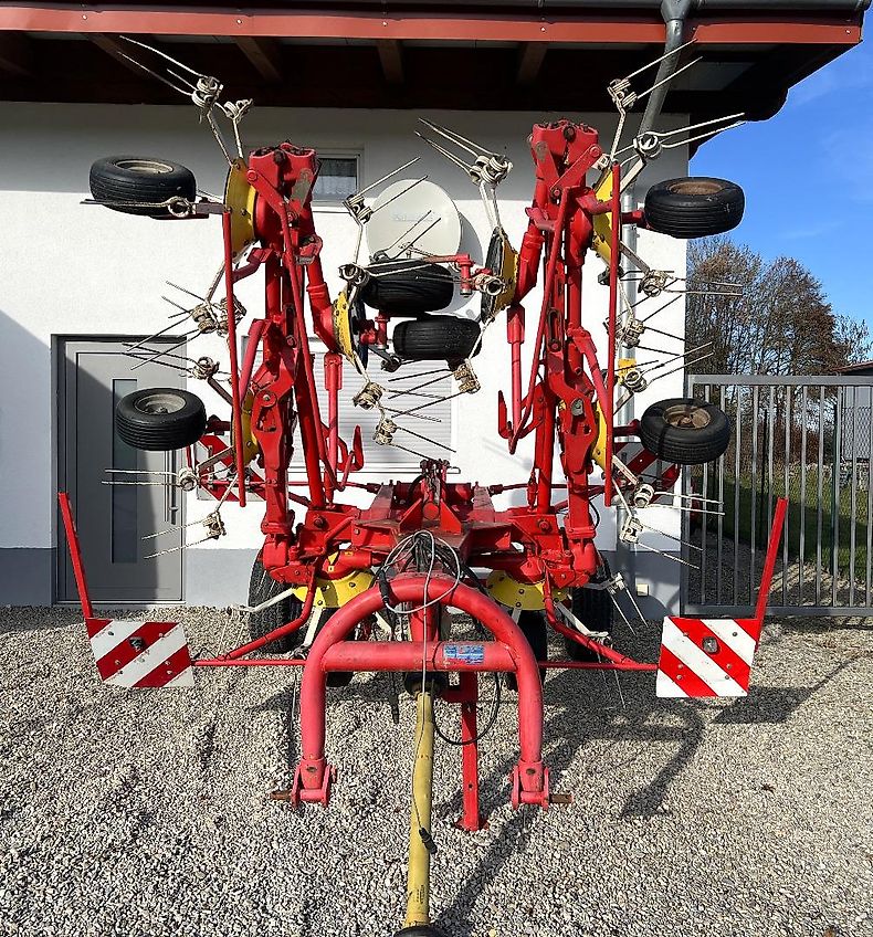 Pöttinger Eurohit 91 AZ - ein 8-er Kreiselheuer mit hydraulisch-klappbarem Transportfahrgestell