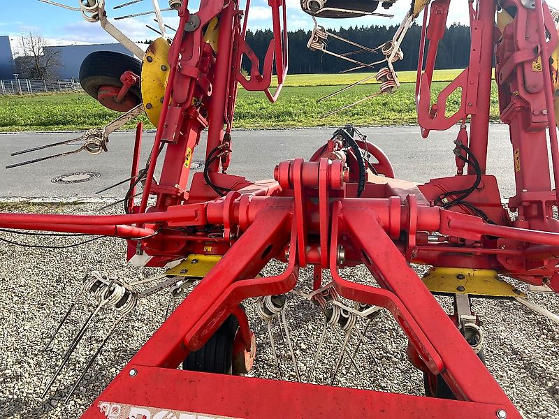 Pöttinger Eurohit 91 AZ - ein 8-er Kreiselheuer mit hydraulisch-klappbarem Transportfahrgestell