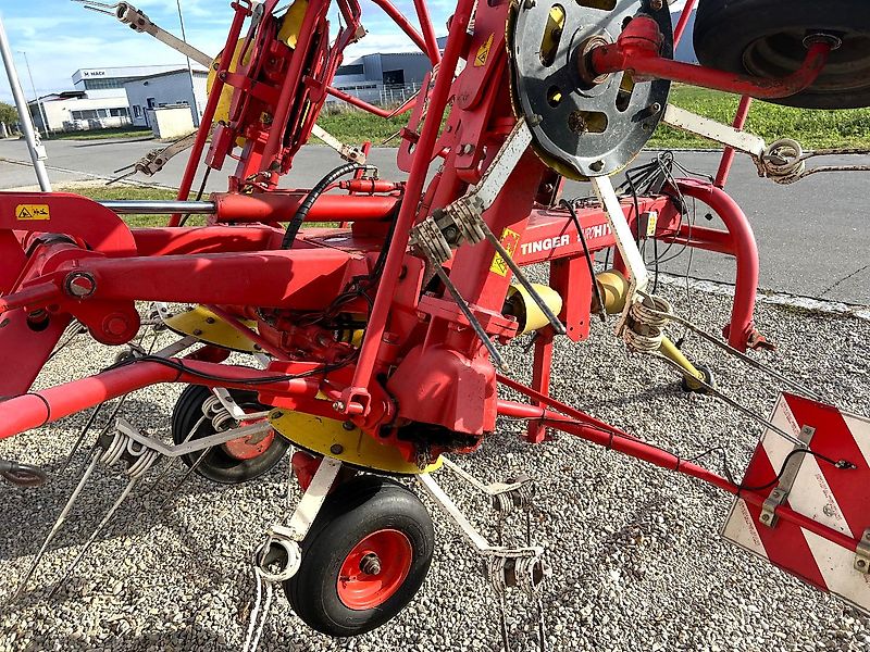 Pöttinger Eurohit 91 AZ - ein 8-er Kreiselheuer mit hydraulisch-klappbarem Transportfahrgestell