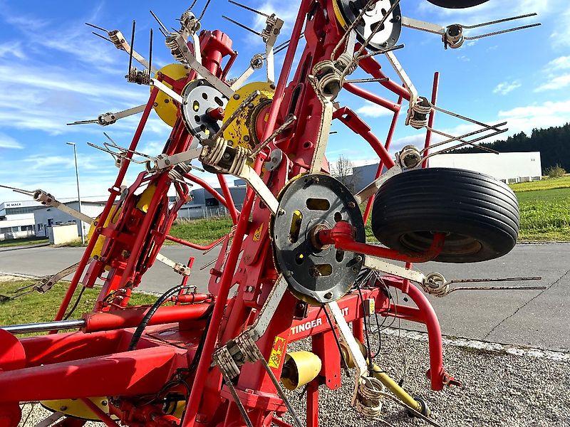 Pöttinger Eurohit 91 AZ - ein 8-er Kreiselheuer mit hydraulisch-klappbarem Transportfahrgestell