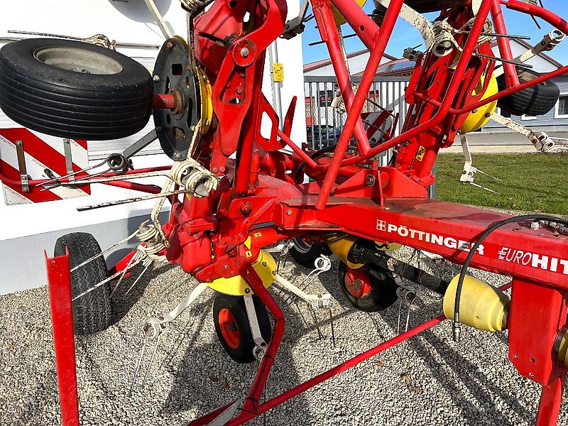 Pöttinger Eurohit 91 AZ - ein 8-er Kreiselheuer mit hydraulisch-klappbarem Transportfahrgestell