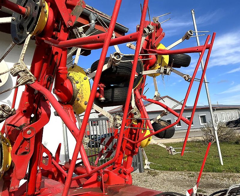 Pöttinger Eurohit 91 AZ - ein 8-er Kreiselheuer mit hydraulisch-klappbarem Transportfahrgestell