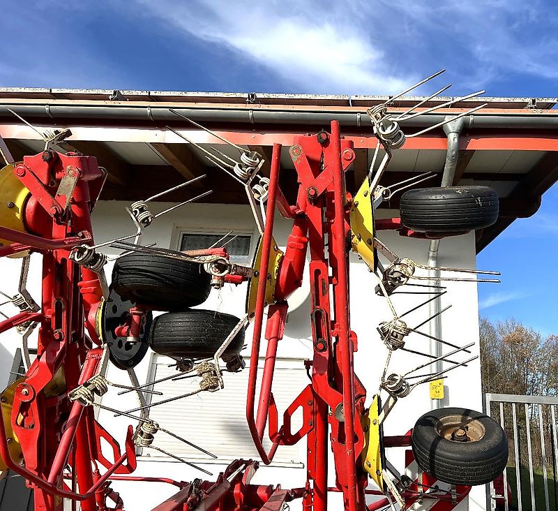 Pöttinger Eurohit 91 AZ - ein 8-er Kreiselheuer mit hydraulisch-klappbarem Transportfahrgestell