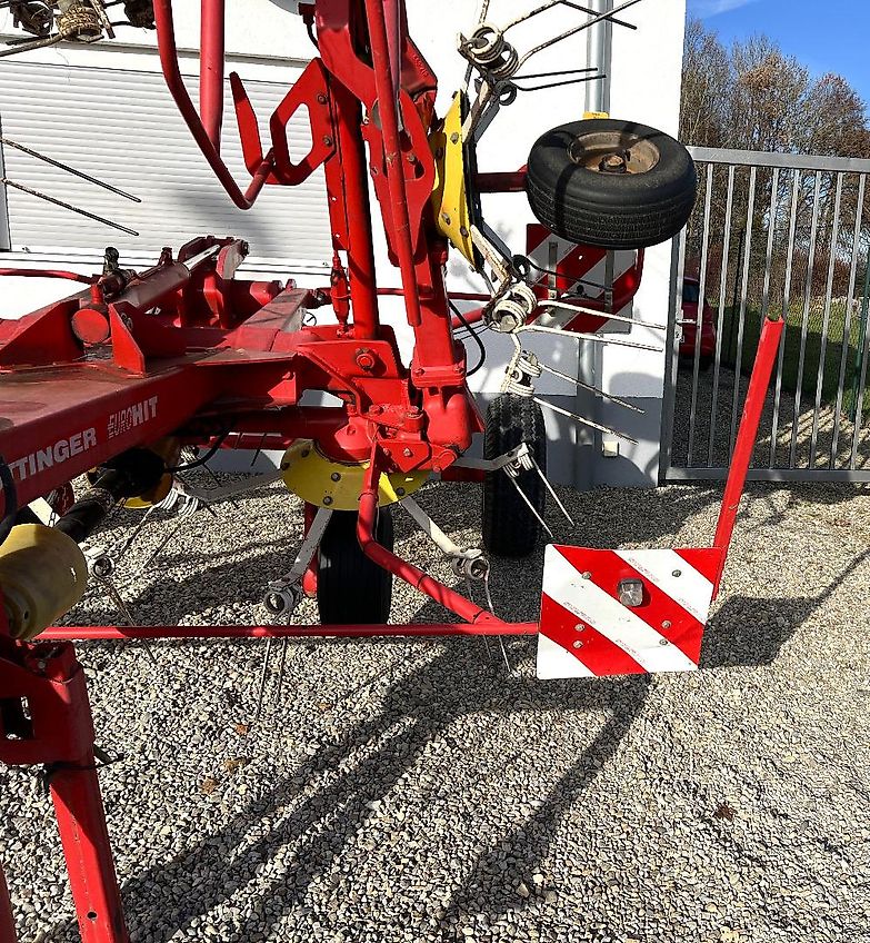 Pöttinger Eurohit 91 AZ - ein 8-er Kreiselheuer mit hydraulisch-klappbarem Transportfahrgestell