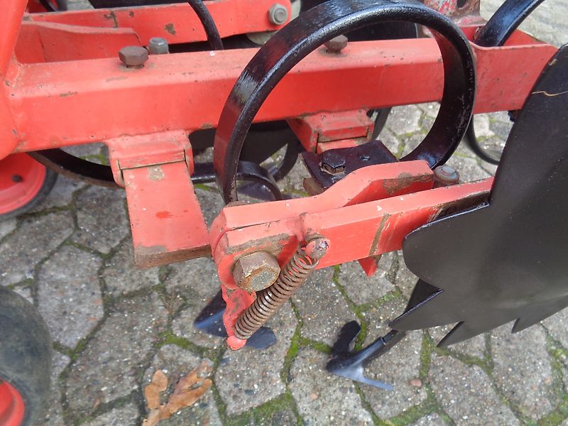 Rau Rau Polycrop 8 reihige (optional bis zu 16 Reihen) Hacke 45 cm Reihenabstand hydr. Klappung Hackschutzscheiben je Reihe 3 gefederete Gänsefußschare je Reihe keine Schmotzer Carerre Seketee Schmotzer Rabe Kongskilde Hacke