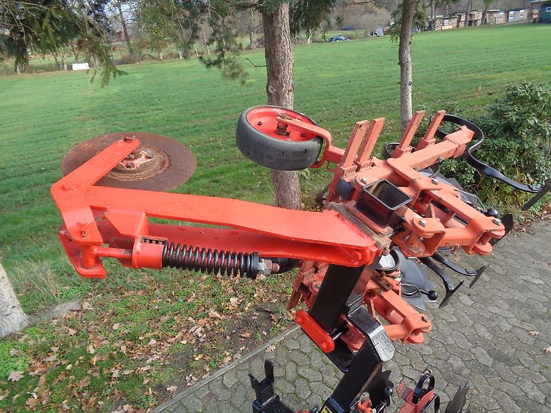 Rau Rau Polycrop 8 reihige (optional bis zu 16 Reihen) Hacke 45 cm Reihenabstand hydr. Klappung Hackschutzscheiben je Reihe 3 gefederete Gänsefußschare je Reihe keine Schmotzer Carerre Seketee Schmotzer Rabe Kongskilde Hacke