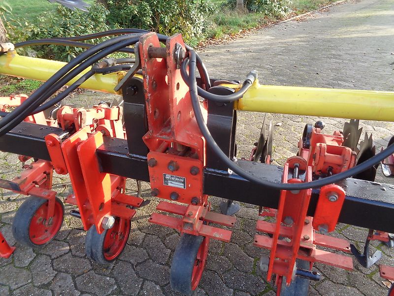 Rau Rau Polycrop 8 reihige (optional bis zu 16 Reihen) Hacke 45 cm Reihenabstand hydr. Klappung Hackschutzscheiben je Reihe 3 gefederete Gänsefußschare je Reihe keine Schmotzer Carerre Seketee Schmotzer Rabe Kongskilde Hacke