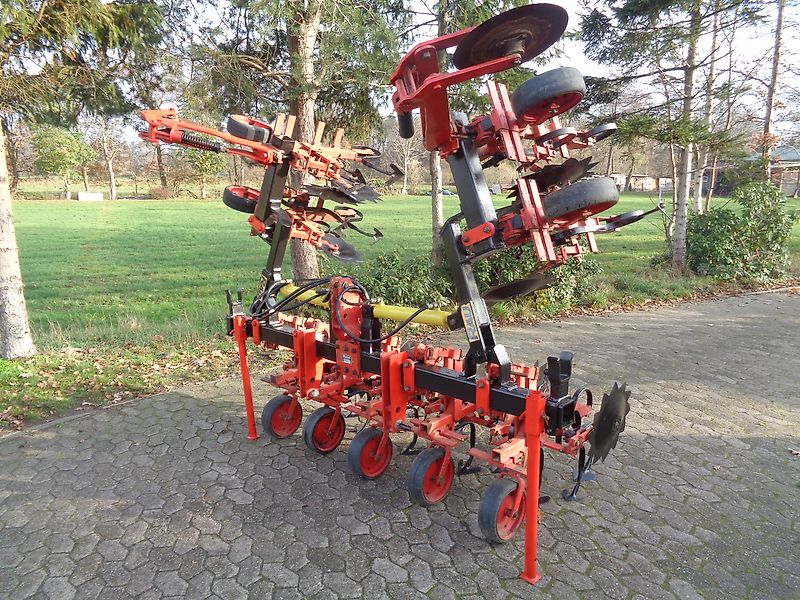 Rau Rau Polycrop 8 reihige (optional bis zu 16 Reihen) Hacke 45 cm Reihenabstand hydr. Klappung Hackschutzscheiben je Reihe 3 gefederete Gänsefußschare je Reihe keine Schmotzer Carerre Seketee Schmotzer Rabe Kongskilde Hacke